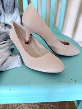 Life Stride Blush Beige Suede Mid Heel Pumps
